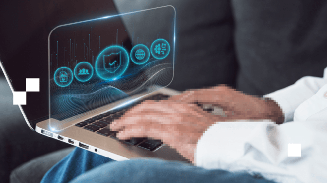 Una persona con camisa blanca y pantalones vaqueros está usando una laptop sobre sus piernas. Sobre la pantalla del dispositivo, flota una interfaz holográfica transparente que muestra cinco íconos luminosos en azul cian: un candado (seguridad), personas conectadas (colaboración), un escudo con marca de verificación (protección o cumplimiento), un globo terráqueo (globalización) y engranajes (automatización o tecnología). La escena simboliza el uso de herramientas digitales seguras, colaborativas y globales en entornos móviles o remotos.