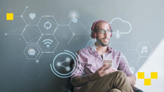 Un hombre con gafas y auriculares rojos está sentado relajadamente en una silla, usando su smartphone. Alrededor de él, flota una red de iconos digitales dentro de hexágonos conectados: corazón (favoritos), Wi-Fi, mensaje, nube con flecha de descarga, música, compartir y actualización. La escena simboliza la experiencia del usuario en un entorno digital personalizado y conectado —donde tecnología, entretenimiento, comunicación y servicios se integran de forma fluida en la vida cotidiana.