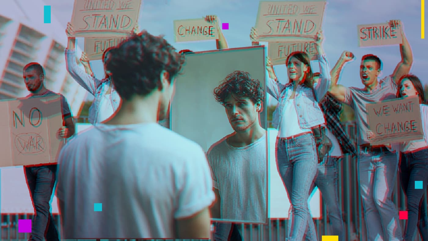 Una persona mira una protesta con carteles que piden "cambio" y "unidad", pero su reflejo en un espejo muestra una expresión seria y dudosa. La imagen simboliza la tensión entre seguir la corriente colectiva (el efecto arrastre) y mantener una postura crítica individual, recordando que compartir sin pensar puede difundir desinformación, como ocurrió con los comentarios sobre Puerto Leguízamo, donde la validación social reemplazó la verificación de hechos.