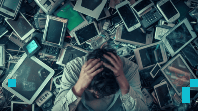 Una persona se cubre el rostro con las manos, sentada en medio de una pila masiva de teléfonos, tabletas y dispositivos electrónicos apagados o rotos. La escena, con tonos fríos y oscuros, simboliza la fatiga informativa y la confusión ante un flujo incesante de contenido digital. Representa cómo el engaño ha evolucionado: ya no se trata solo de lo “todo lo falso”, sino de información diseñada para parecer veraz —con sello de noticia—, generando desorientación y pérdida de confianza en los medios.