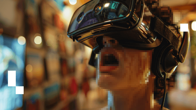 Una persona con gafas de realidad virtual y auriculares tiene la boca abierta en una expresión de asombro o choque, como si estuviera siendo impactada por lo que ve o escucha. El fondo está desenfocado, con luces cálidas que sugieren un entorno digital inmersivo. La escena simboliza cómo los textos engañosos —con su ritmo, tono o estructura— pueden capturar nuestra atención y manipular nuestras emociones, incluso antes de que procesemos el contenido. Representa la necesidad de leer no solo qué se dice, sino cómo se dice: porque el estilo de escritura puede revelar la mentira.